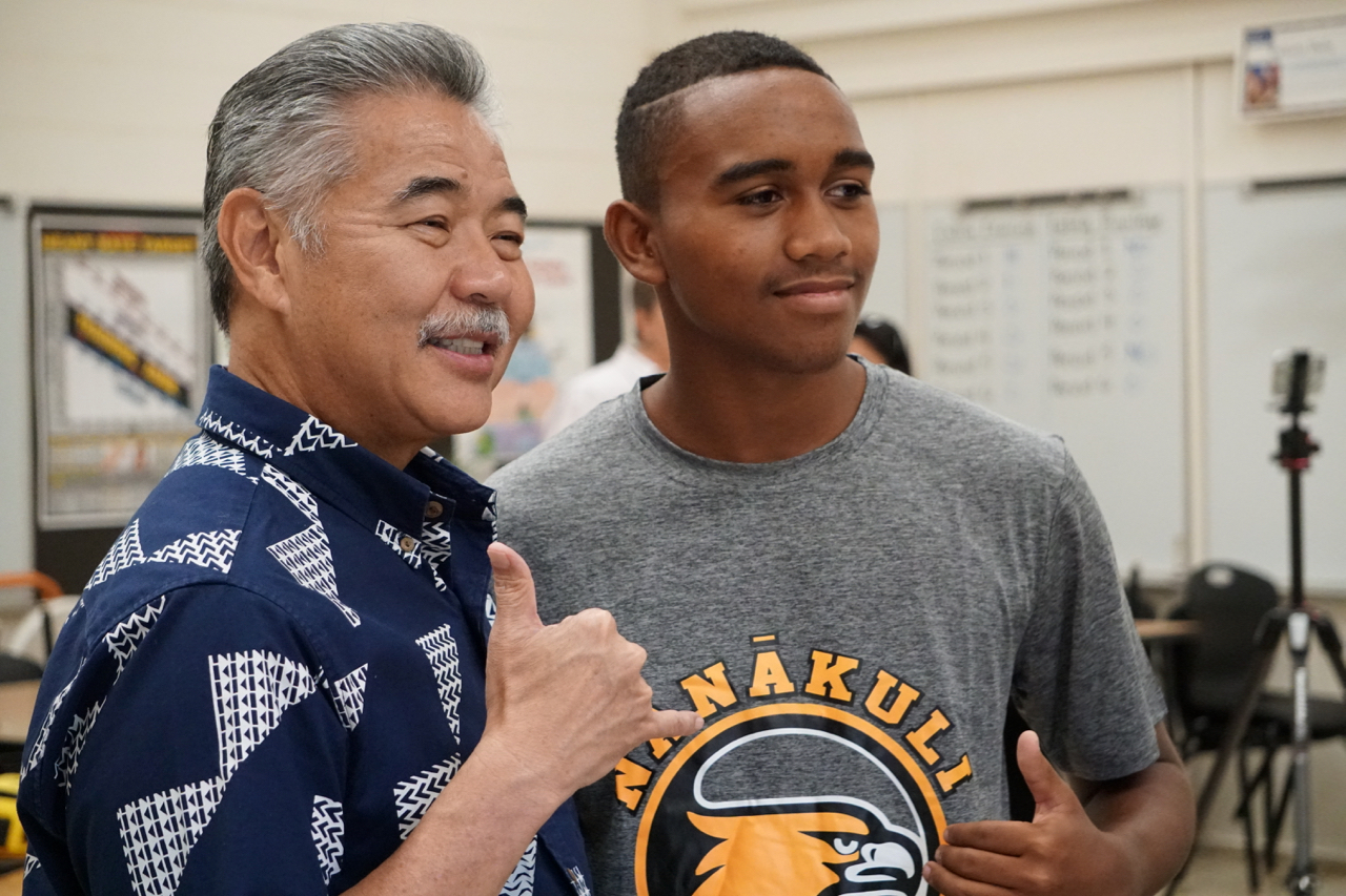 Governor+David+Ige+visits+NHIS+new+air+conditioned+classroom